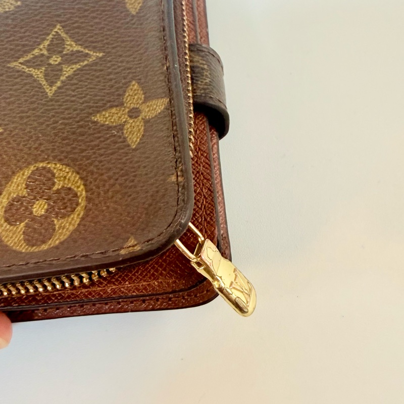 ✔️LV Louis Vuitton 路易威登 Monogram M61667 老花金釦拉鏈短夾-34