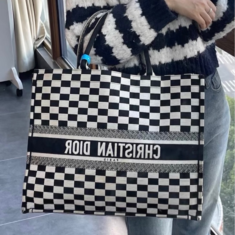 【97新 ✨ 全網最低價!】Dior迪奧 黑白格 棋盤 BookTote大號(下單前先詢問庫存❗️)-0