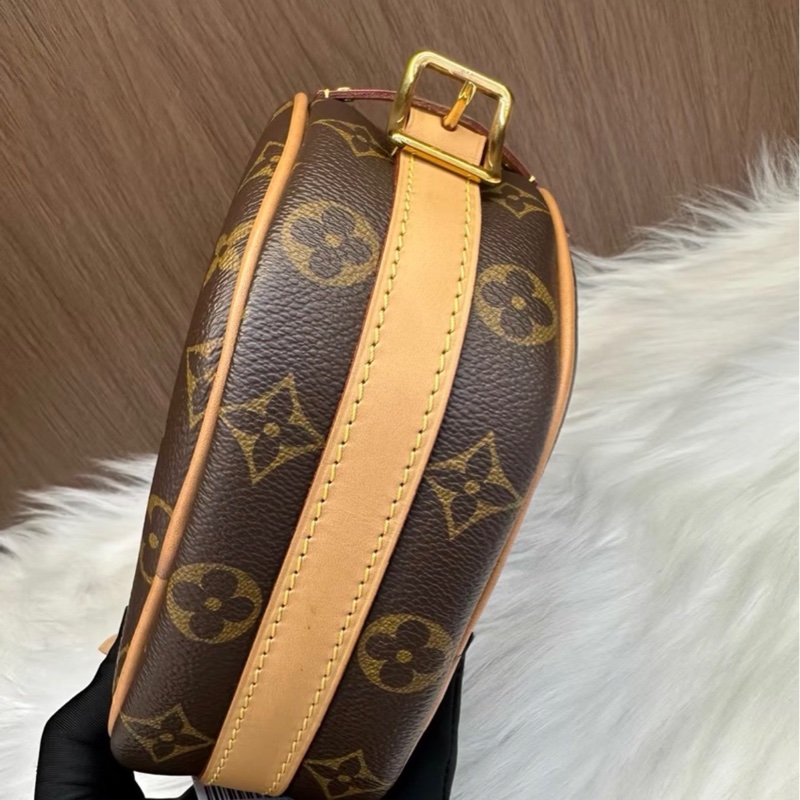 【97新 ✨ 全網最低價！】LV 老花 軟圓餅包 肩帶可調節 多種背法（下單前先詢問庫存❗️）-11