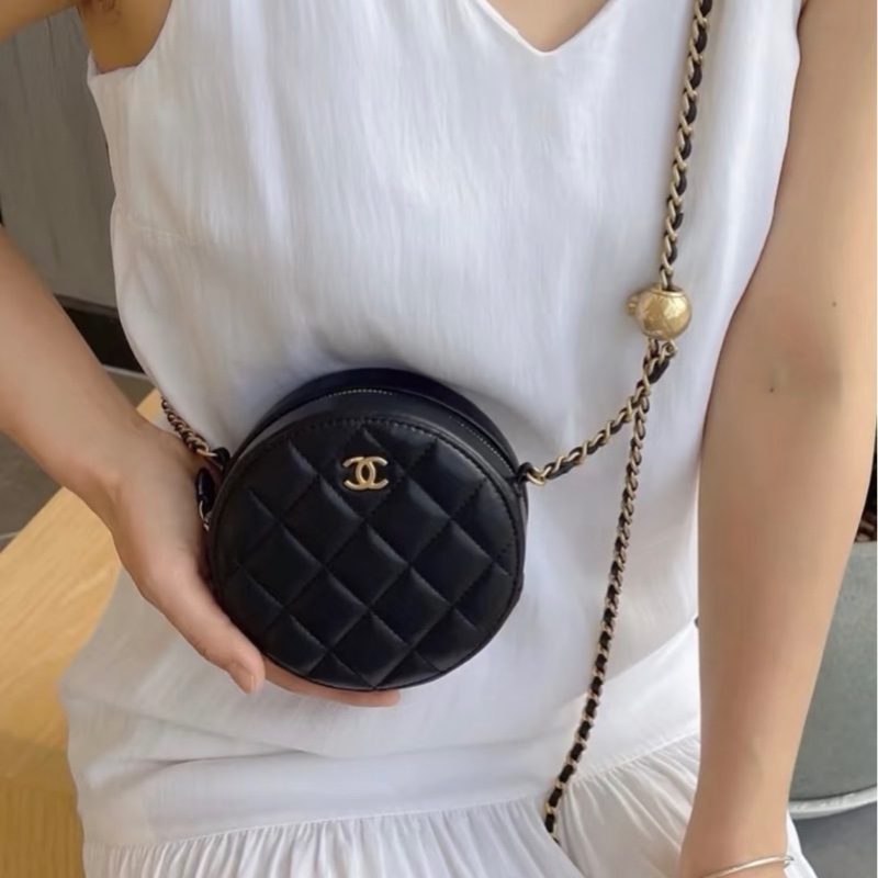 【96新 ✨ 全網最低價!】Chanel 黑金 金球圓餅包 羊皮 顯氣質 (下單前先詢問庫存❗️)-0