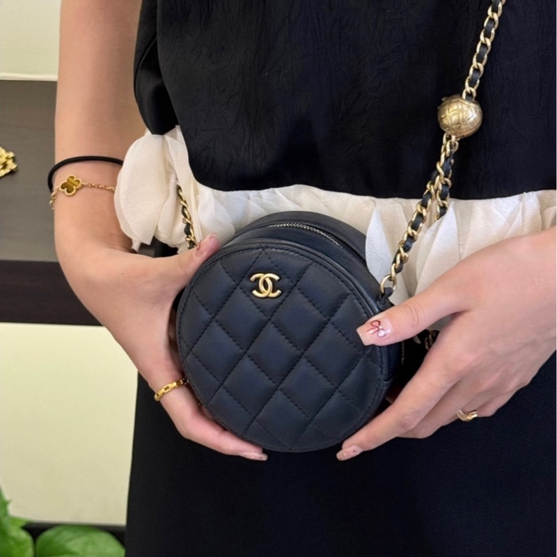 【96新 ✨ 全網最低價!】Chanel 黑金 金球圓餅包 羊皮 顯氣質 (下單前先詢問庫存❗️)-1