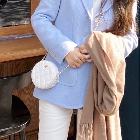 【97新 ✨ 全網最低價！】Chanel香奈兒 21C圓餅單肩包 白色 荔枝牛皮金扣 氣質斯文款（下單前先詢問庫存❗️）