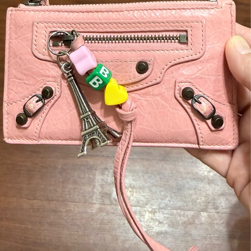 BALENCIAGA 巴黎世家 Le City 羊皮材質鐵塔吊飾卡片夾/零錢包(復古粉紅)-2