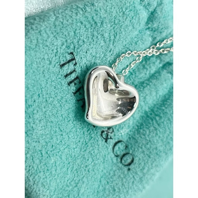 ~~趴趴小舖~~極新正品Tiffany &Co Carved Full Puff Heart項鍊2602231707-2