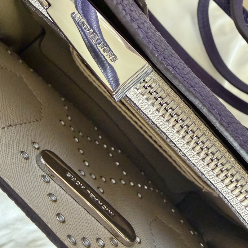 Michael Kors (MK) MK Mercer 圓形鉚釘菱格紋兩用小方包 (深紫色/銀鉚釘)附背帶-4