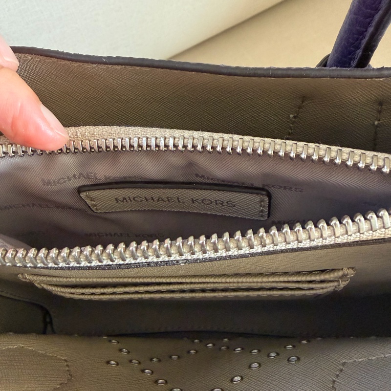 Michael Kors (MK) MK Mercer 圓形鉚釘菱格紋兩用小方包 (深紫色/銀鉚釘)附背帶-12