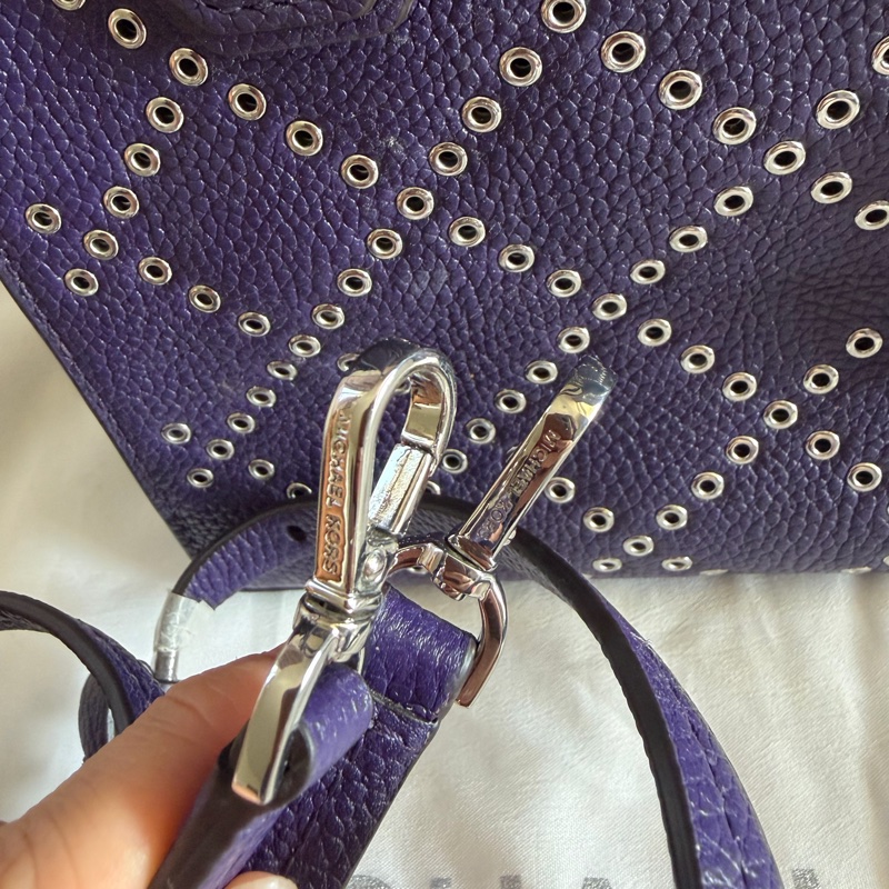 Michael Kors (MK) MK Mercer 圓形鉚釘菱格紋兩用小方包 (深紫色/銀鉚釘)附背帶-18