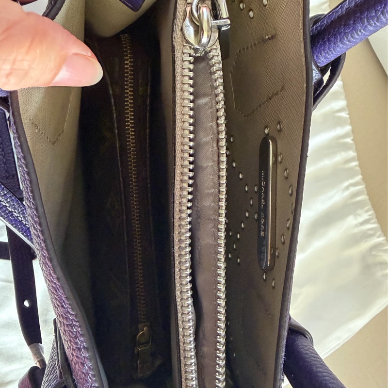 Michael Kors (MK) MK Mercer 圓形鉚釘菱格紋兩用小方包 (深紫色/銀鉚釘)附背帶-21