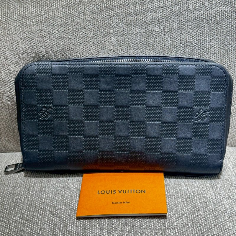 LV黑色棋盤格手提包-0