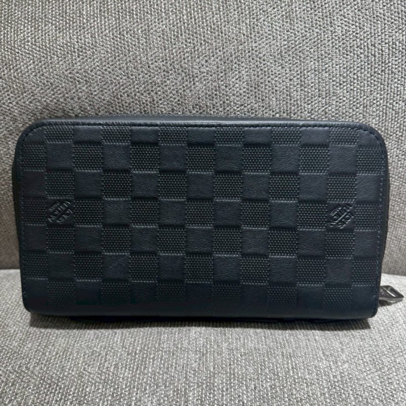 LV黑色棋盤格手提包-1