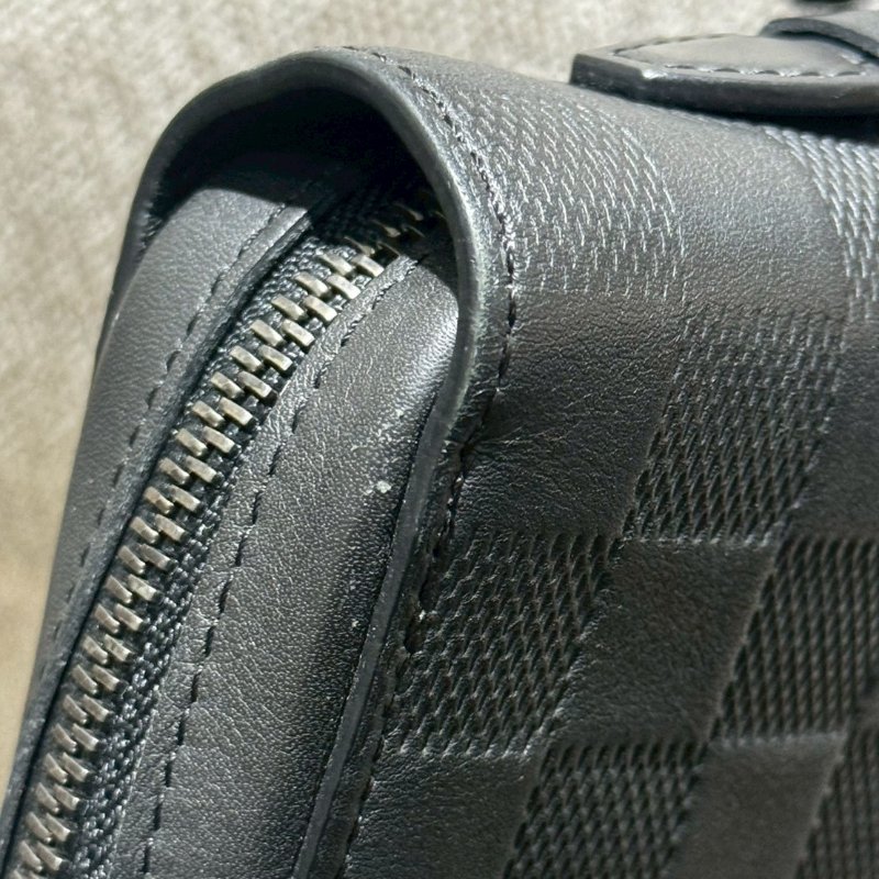 LV黑色棋盤格手提包-3