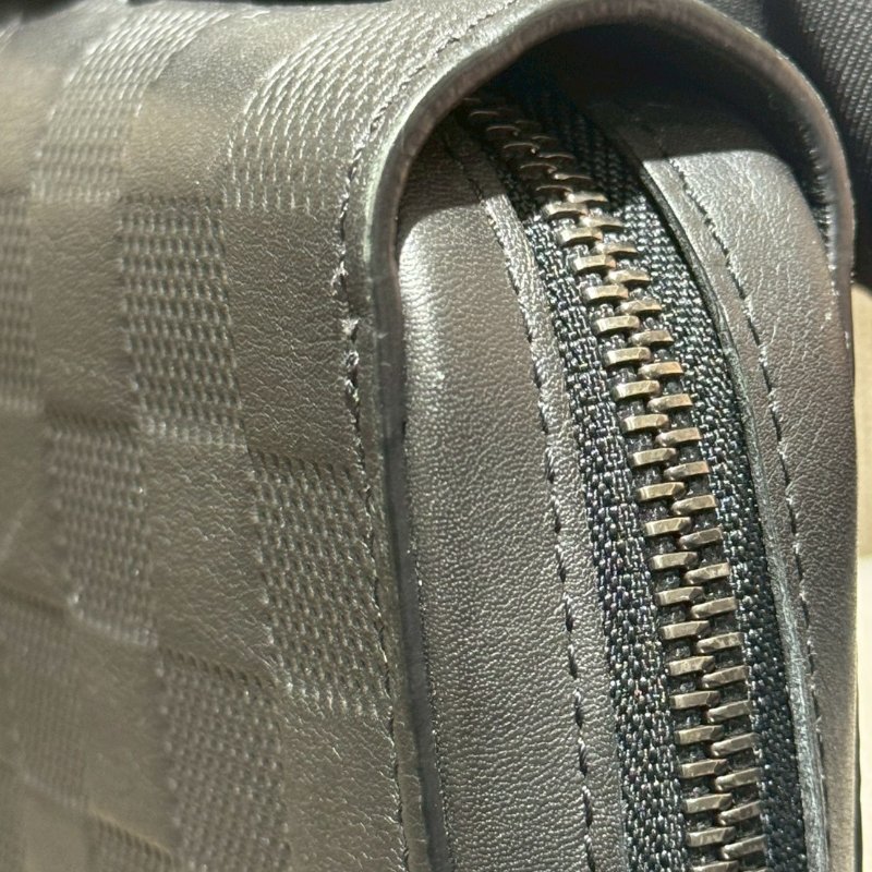 LV黑色棋盤格手提包-4