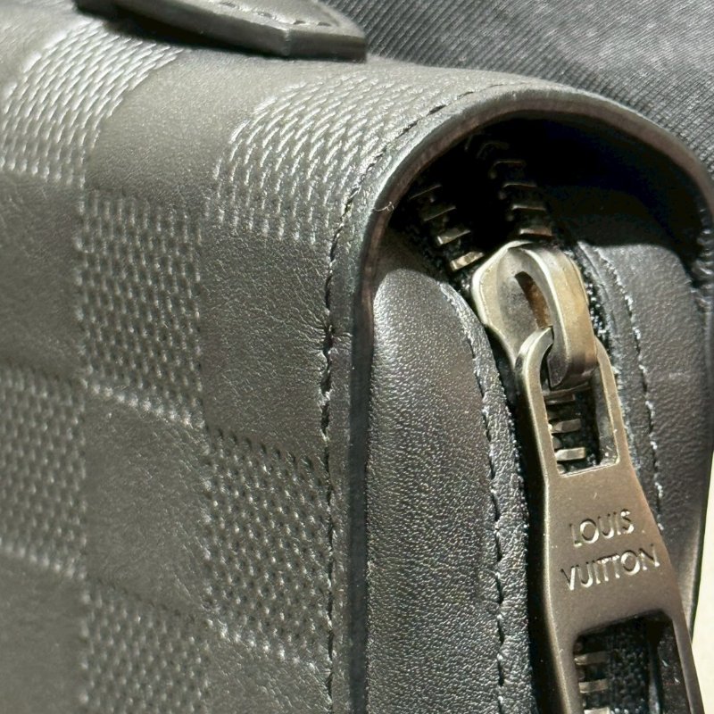 LV黑色棋盤格手提包-6