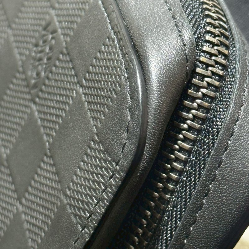 LV黑色棋盤格手提包-8