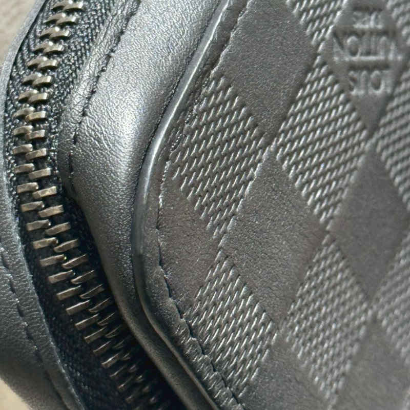 LV黑色棋盤格手提包-9