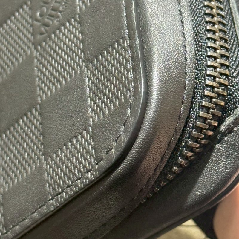 LV黑色棋盤格手提包-10