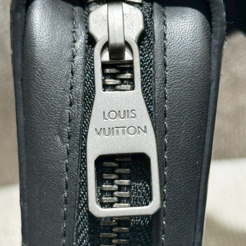 LV黑色棋盤格手提包-14