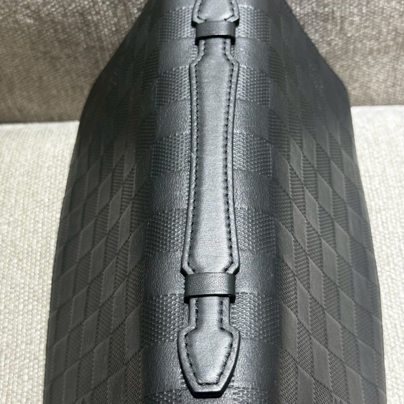 LV黑色棋盤格手提包-17