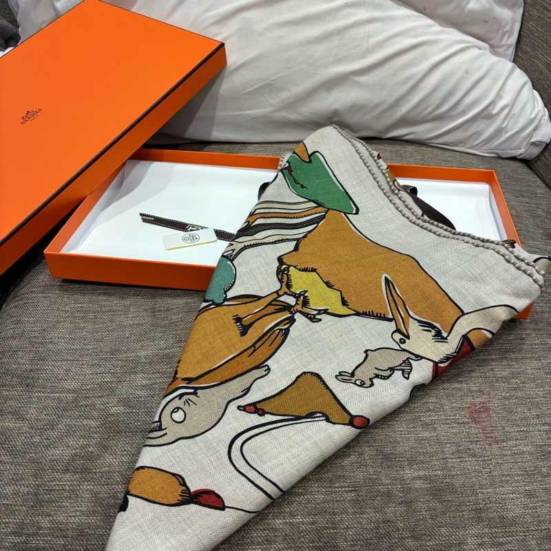 馬上賺錢🔥愛馬仕Hermes Mille et un lapins 三角巾 奶茶色 🇹🇼-5