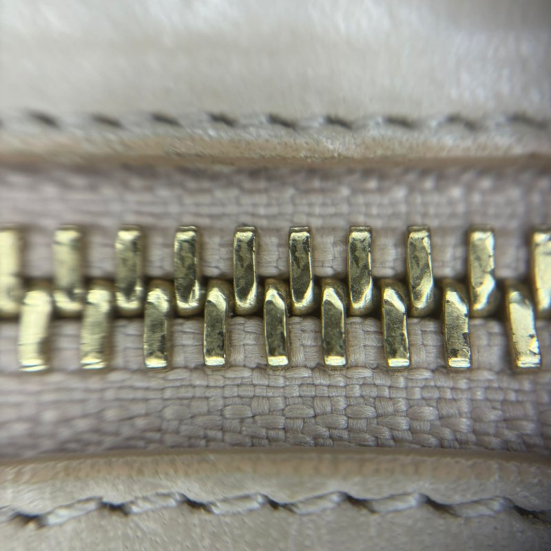 Givenchy 皮革斜背包-22