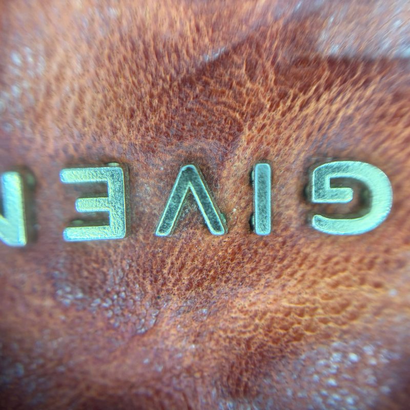 Givenchy 皮革斜背包-23