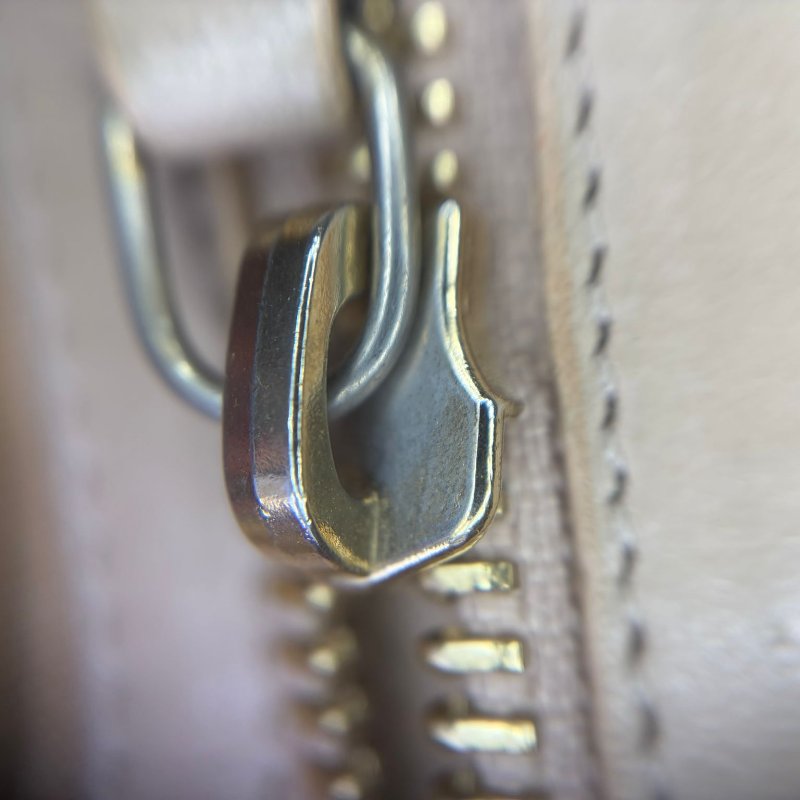 Givenchy 皮革斜背包-24