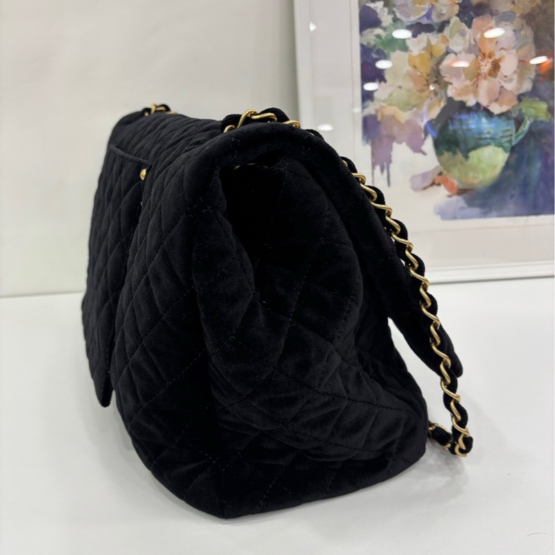 Chanel香奈兒絲絨XXL CF 機場包 23開 大尺寸 跟菲董一個 size ：45cm 黑絲絨材質金扣 高級的天鵝絨，顏色飽和度很高-3