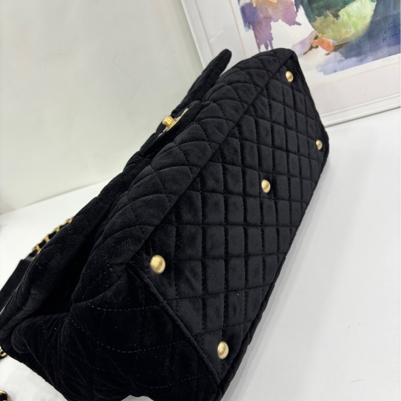 Chanel香奈兒絲絨XXL CF 機場包 23開 大尺寸 跟菲董一個 size ：45cm 黑絲絨材質金扣 高級的天鵝絨，顏色飽和度很高-4
