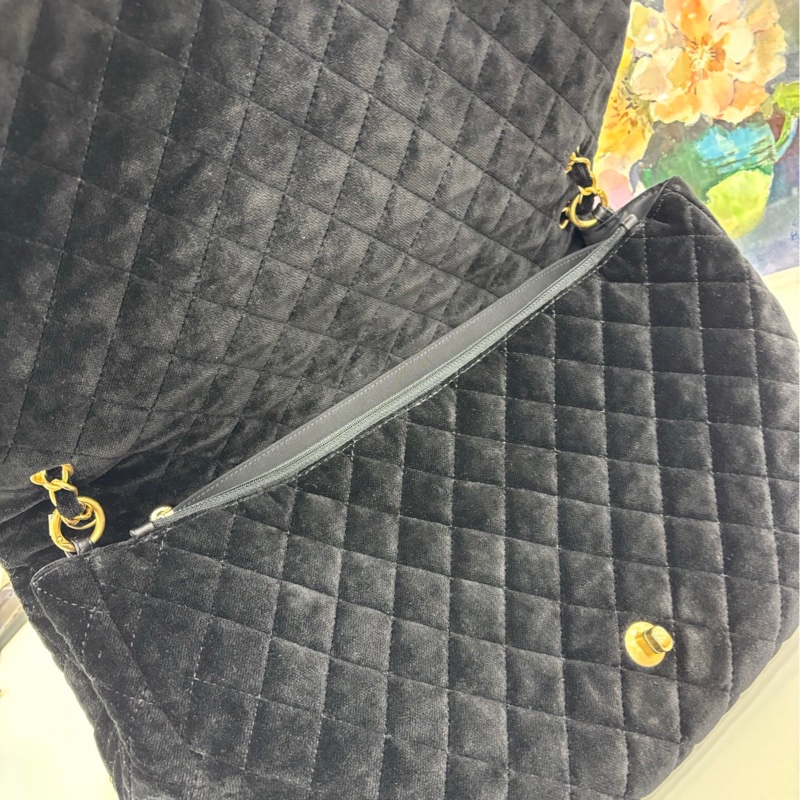 Chanel香奈兒絲絨XXL CF 機場包 23開 大尺寸 跟菲董一個 size ：45cm 黑絲絨材質金扣 高級的天鵝絨，顏色飽和度很高-6