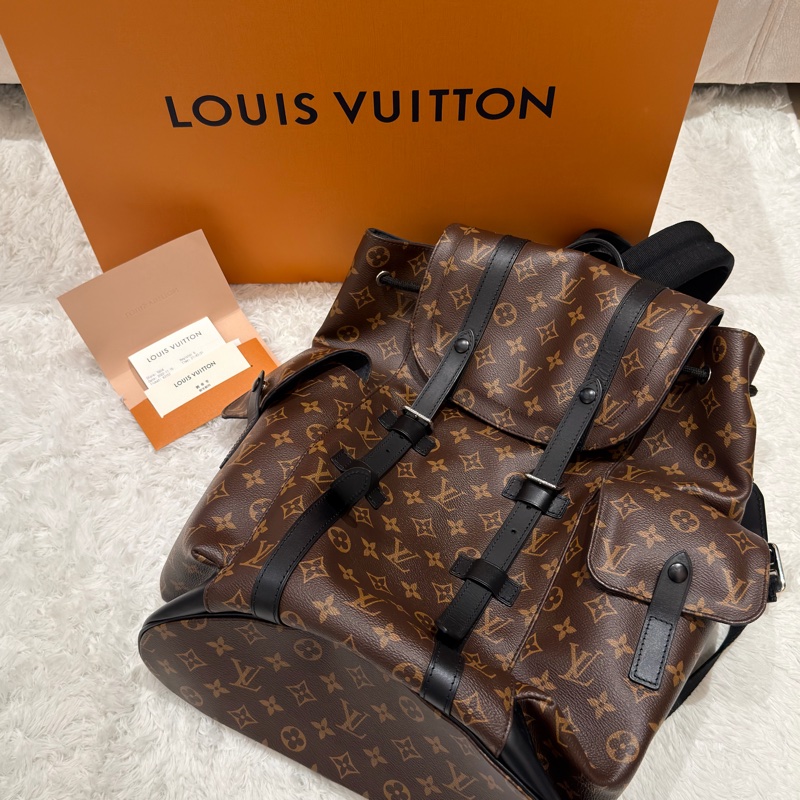 LV  Louis Vuitton M43735 Christopher MM 經典花紋大容量翻蓋束口後背包-0