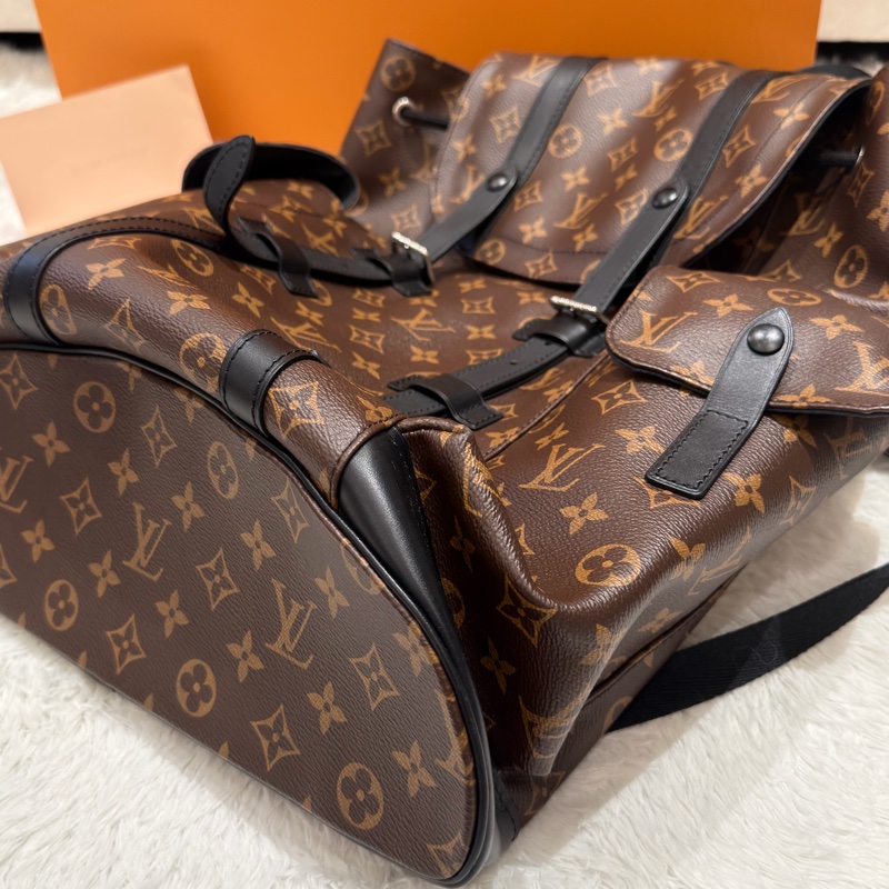 LV  Louis Vuitton M43735 Christopher MM 經典花紋大容量翻蓋束口後背包-1