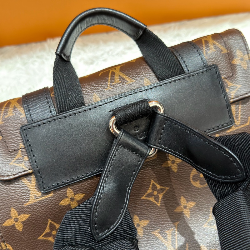 LV  Louis Vuitton M43735 Christopher MM 經典花紋大容量翻蓋束口後背包-4