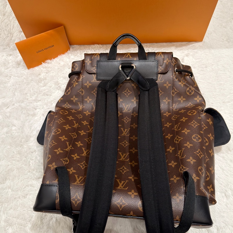 LV  Louis Vuitton M43735 Christopher MM 經典花紋大容量翻蓋束口後背包-6
