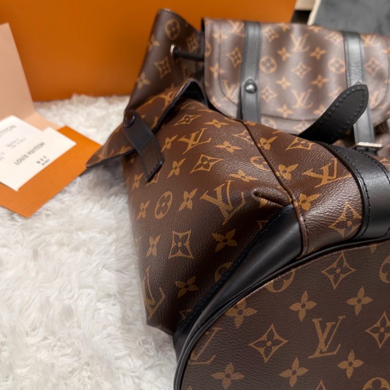 LV  Louis Vuitton M43735 Christopher MM 經典花紋大容量翻蓋束口後背包-8