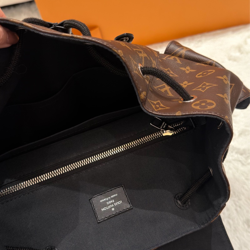 LV  Louis Vuitton M43735 Christopher MM 經典花紋大容量翻蓋束口後背包-9