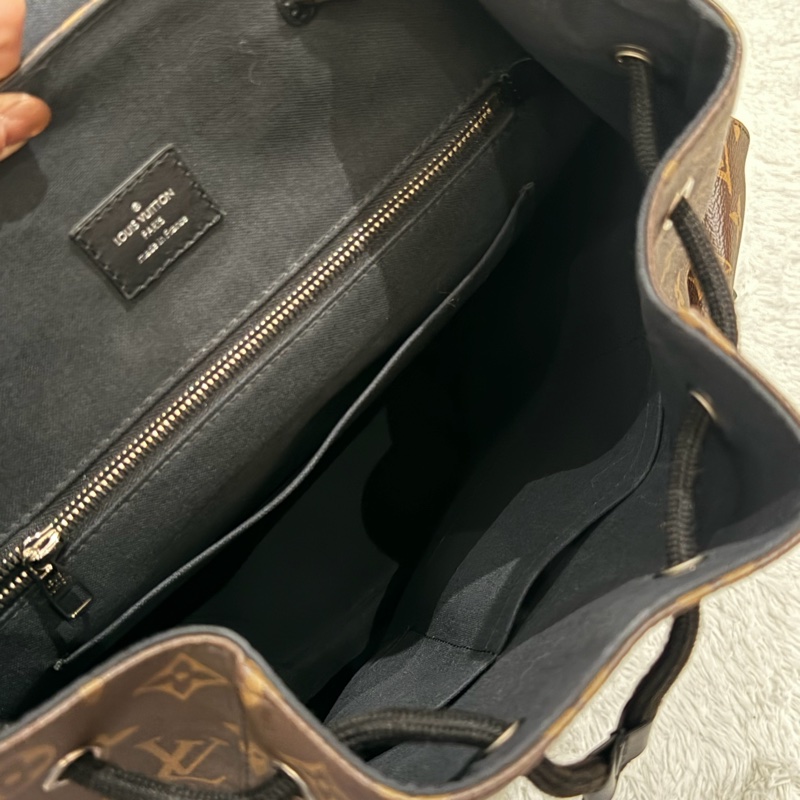 LV  Louis Vuitton M43735 Christopher MM 經典花紋大容量翻蓋束口後背包-10