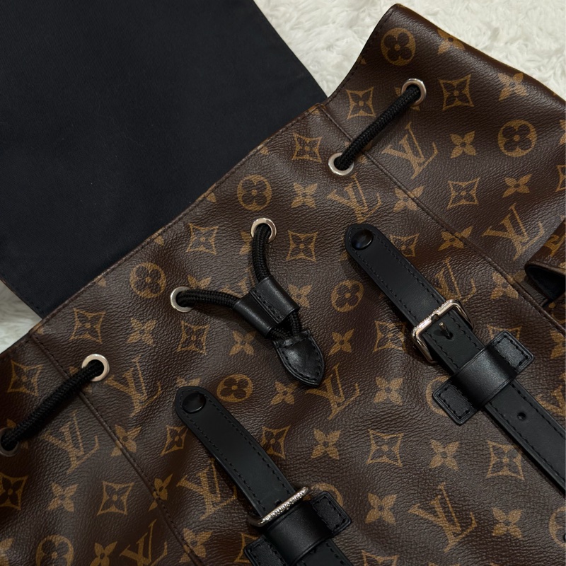 LV  Louis Vuitton M43735 Christopher MM 經典花紋大容量翻蓋束口後背包-12