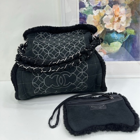 Chanel 毛皮一體銀鏈條毛皮穿鍊子母包 帶一個子包，毛皮一體外麂皮，內裡毛毛，壓花設計！ 10開
