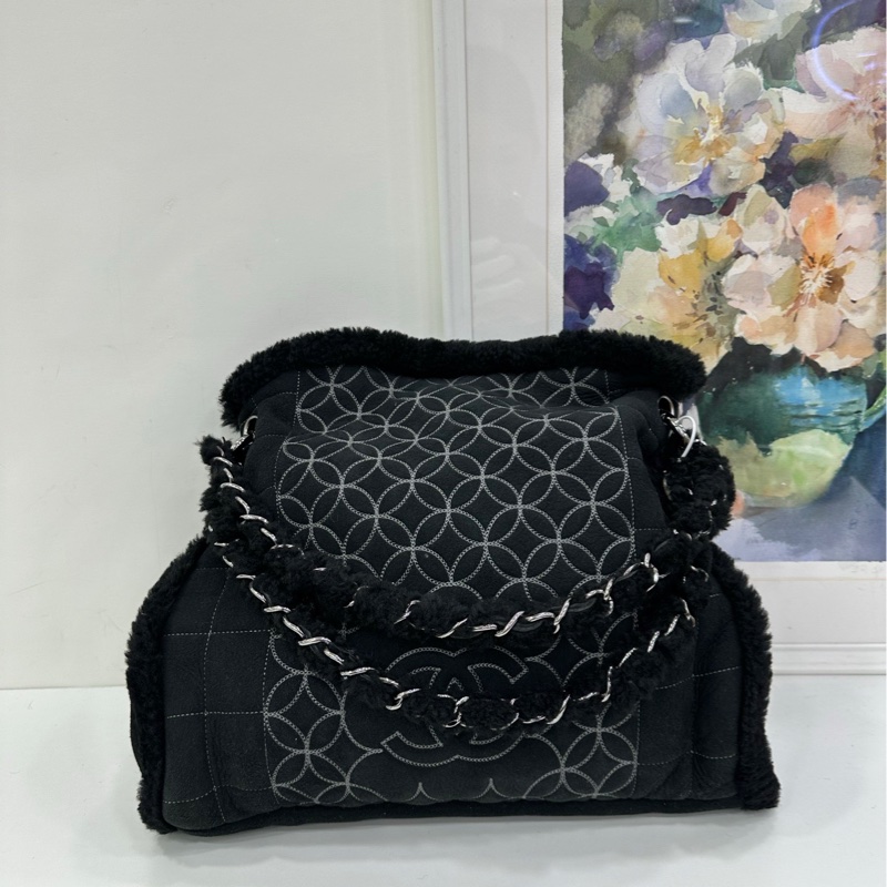 Chanel 毛皮一體銀鏈條毛皮穿鍊子母包 帶一個子包,毛皮一體外麂皮,內裡毛毛,壓花設計! 10開-1