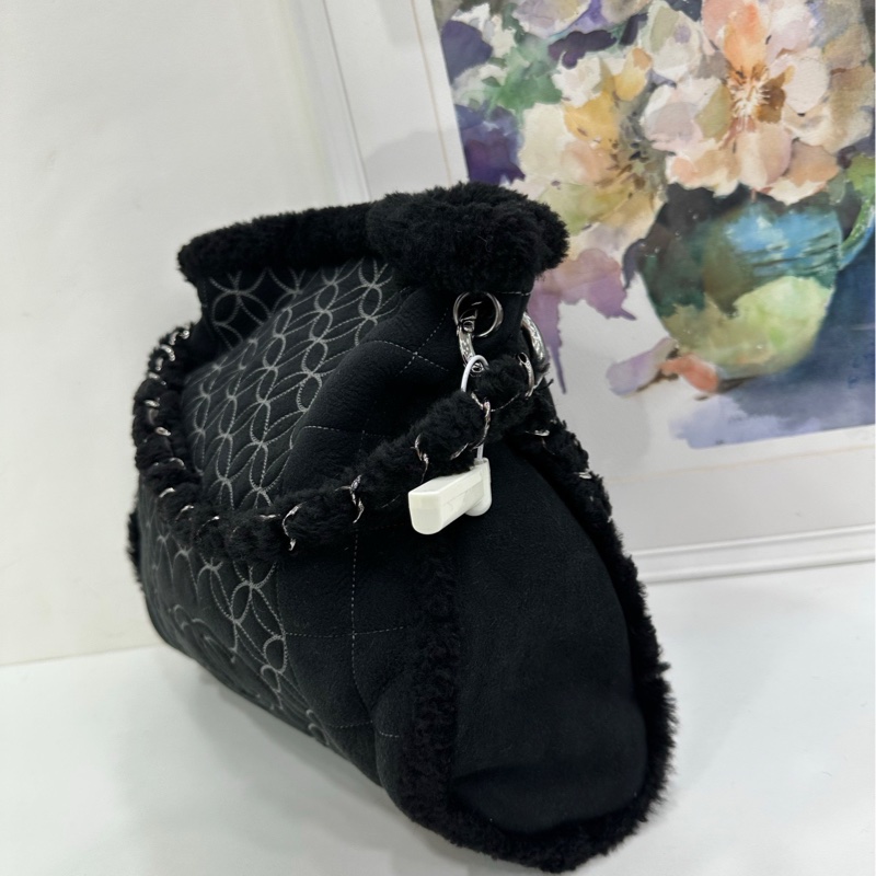 Chanel 毛皮一體銀鏈條毛皮穿鍊子母包 帶一個子包,毛皮一體外麂皮,內裡毛毛,壓花設計! 10開-3