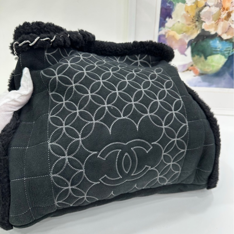 Chanel 毛皮一體銀鏈條毛皮穿鍊子母包 帶一個子包,毛皮一體外麂皮,內裡毛毛,壓花設計! 10開-6