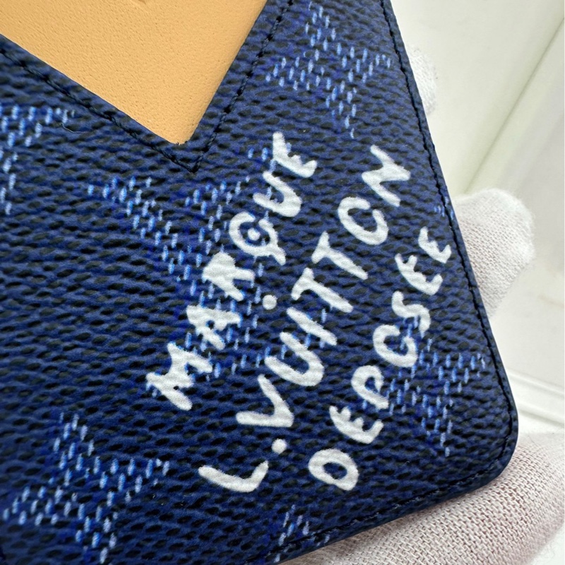 LV磁吸手機卡夾,閒置新,藍色壓花牛皮-2