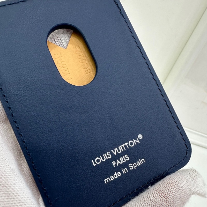 LV磁吸手機卡夾,閒置新,藍色壓花牛皮-3