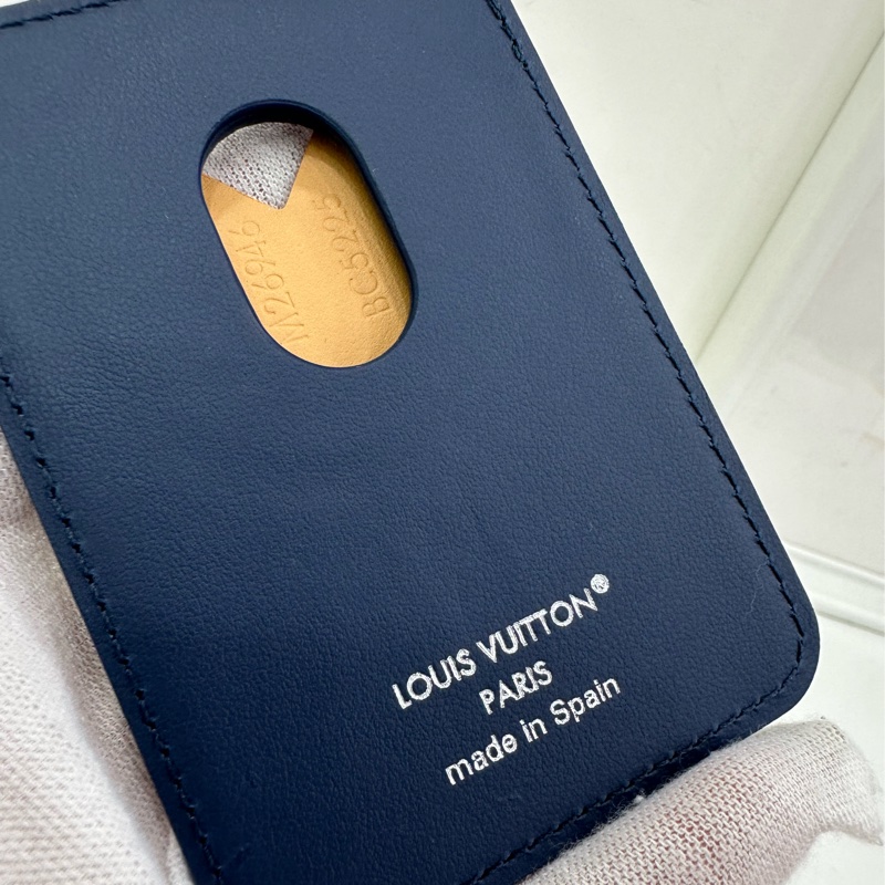 LV磁吸手機卡夾,閒置新,藍色壓花牛皮-4