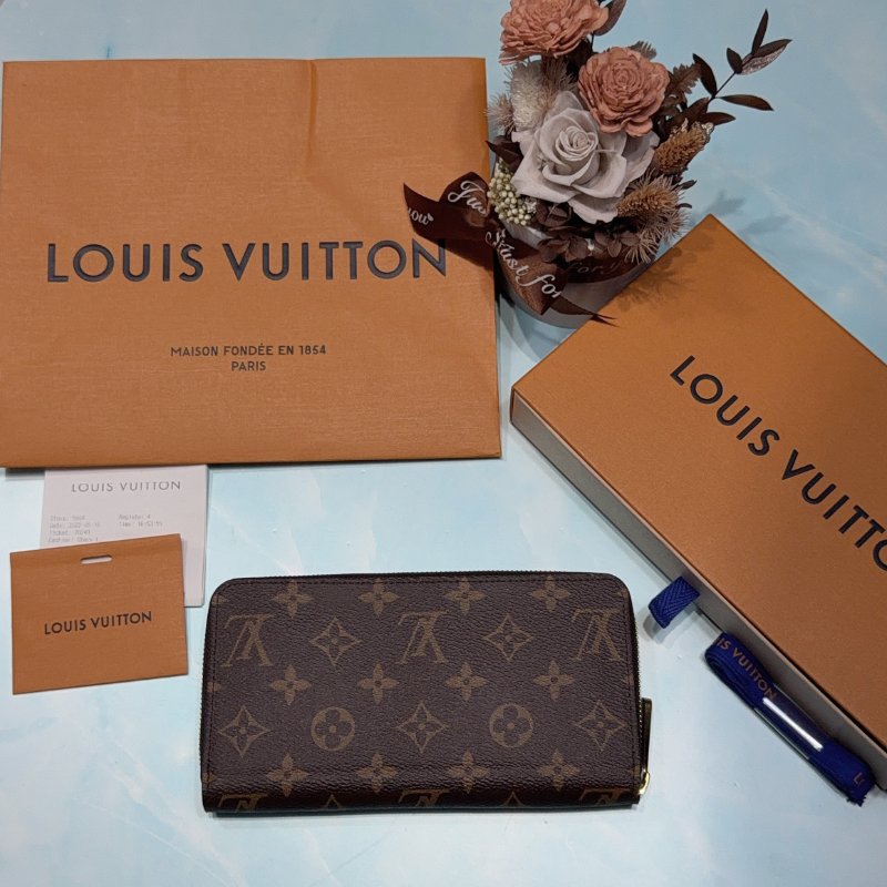 LV Monogram 老花棕色拉鍊長夾-1
