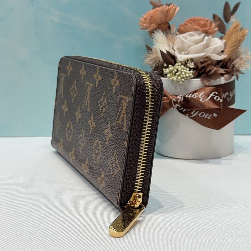 LV Monogram 老花棕色拉鍊長夾-2