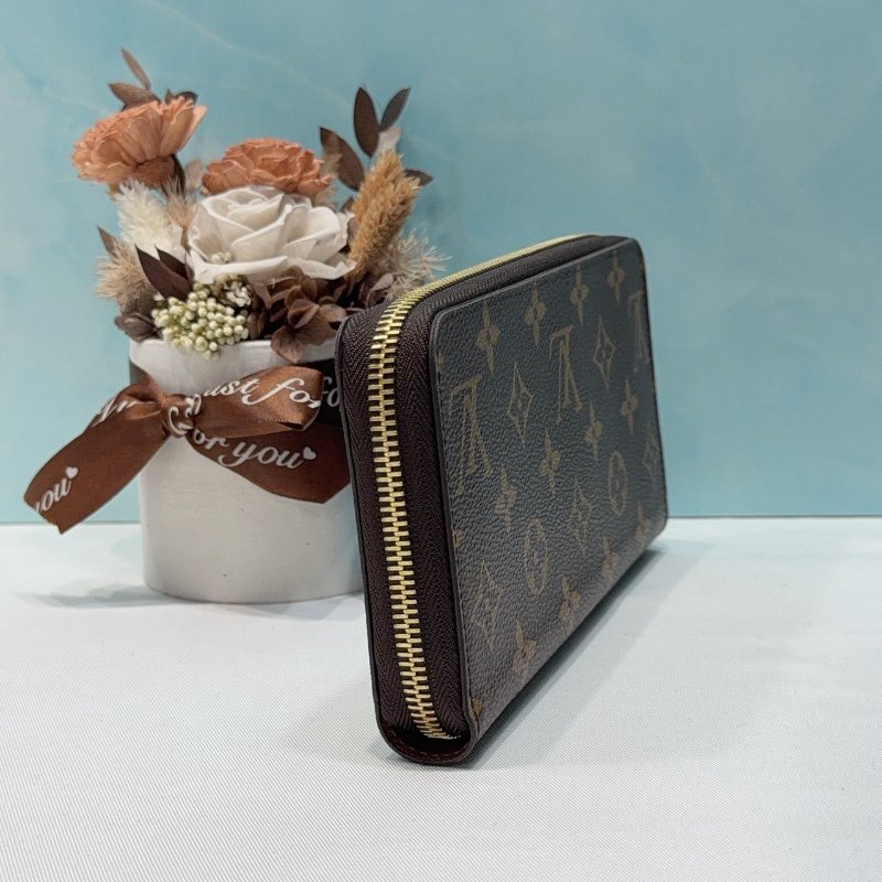LV Monogram 老花棕色拉鍊長夾-3