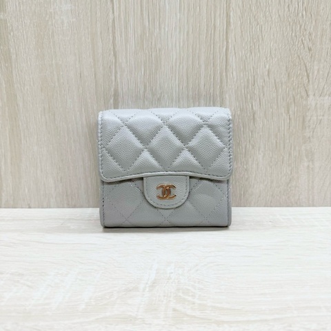 CHANEL淺灰色淡金釦荔枝牛皮三折短夾AP0712