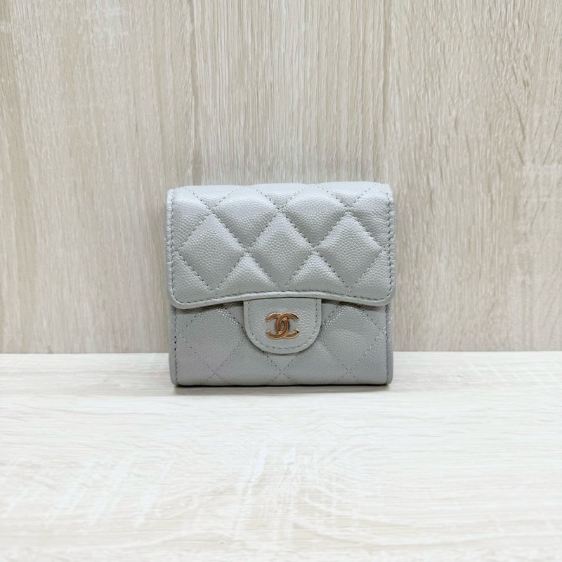 CHANEL淺灰色淡金釦荔枝牛皮三折短夾AP0712-0