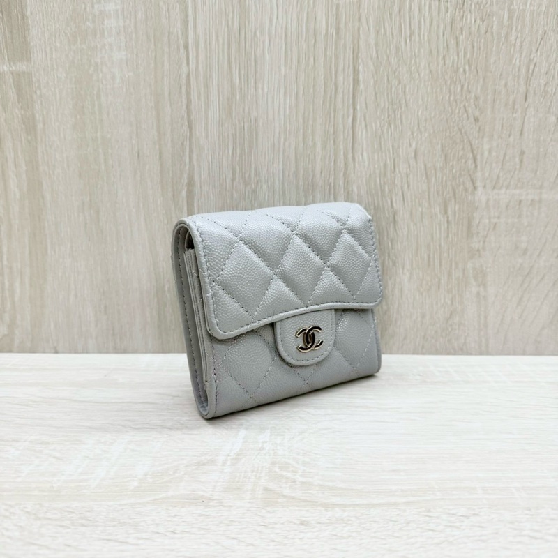 CHANEL淺灰色淡金釦荔枝牛皮三折短夾AP0712-2